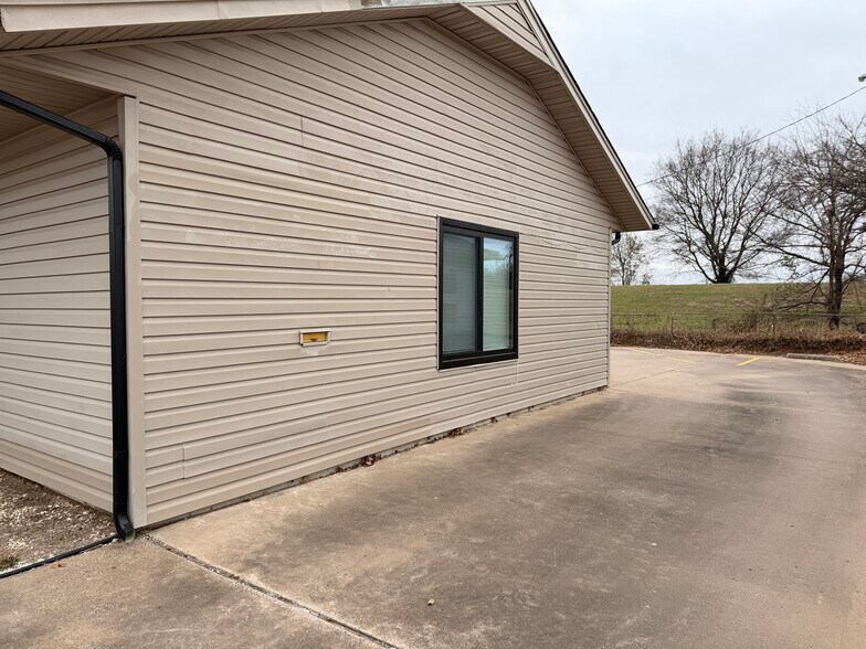 More Photos Of 1030 W Main St, Jenks Office For Sale