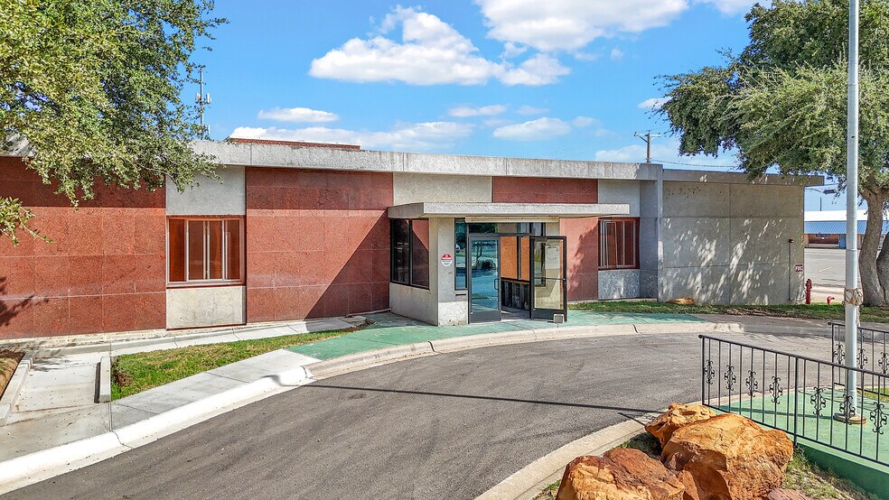 More Photos Of 201 E Illinois Ave, Midland Office For Sale