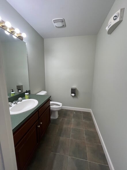 More Photos Of 6244 Old Lagrange Rd, Crestwood Warehouse For Lease