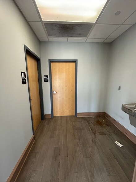 More Photos Of 1095 Woodstock Rd, Roswell Medical For Lease
