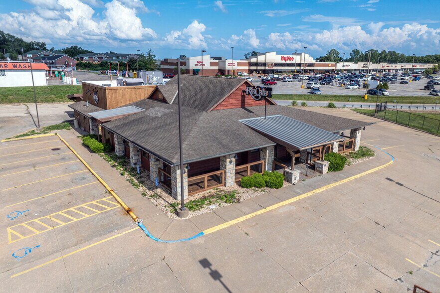 More Photos Of 3704 Faraon St, Saint Joseph Restaurant For Lease