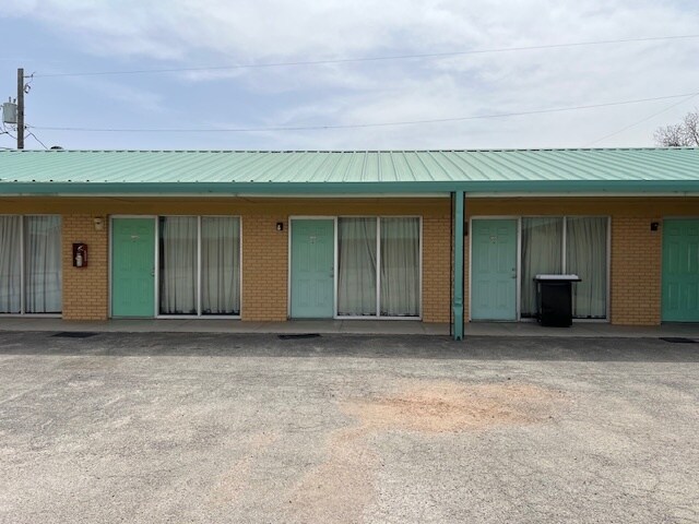 More Photos Of 208 S Ellis St, Menard Hotel For Sale