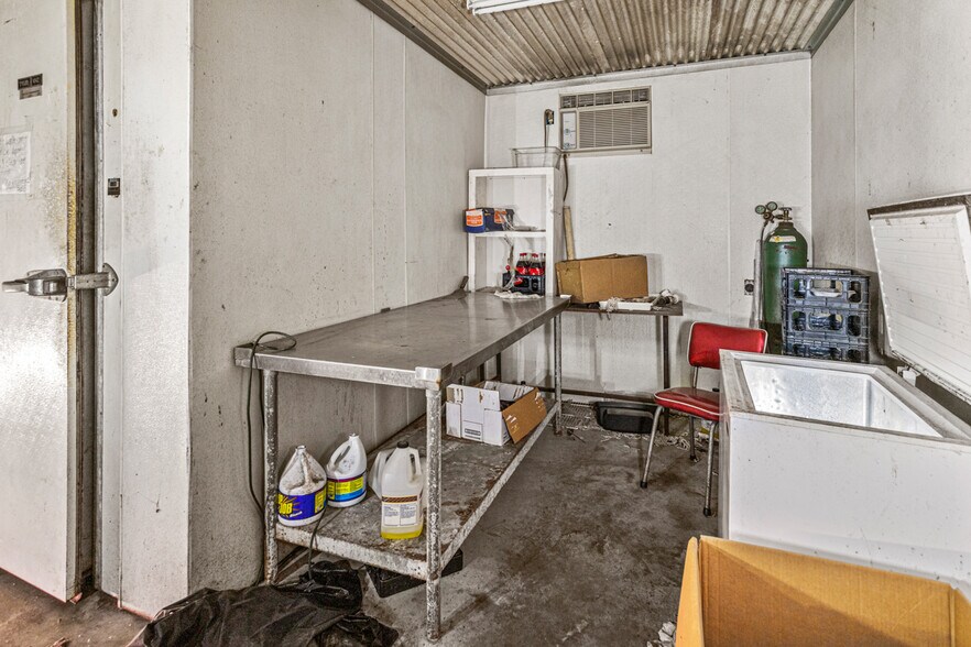 More Photos Of 301 N Wheeler Rd, Colmesneil Freestanding For Sale