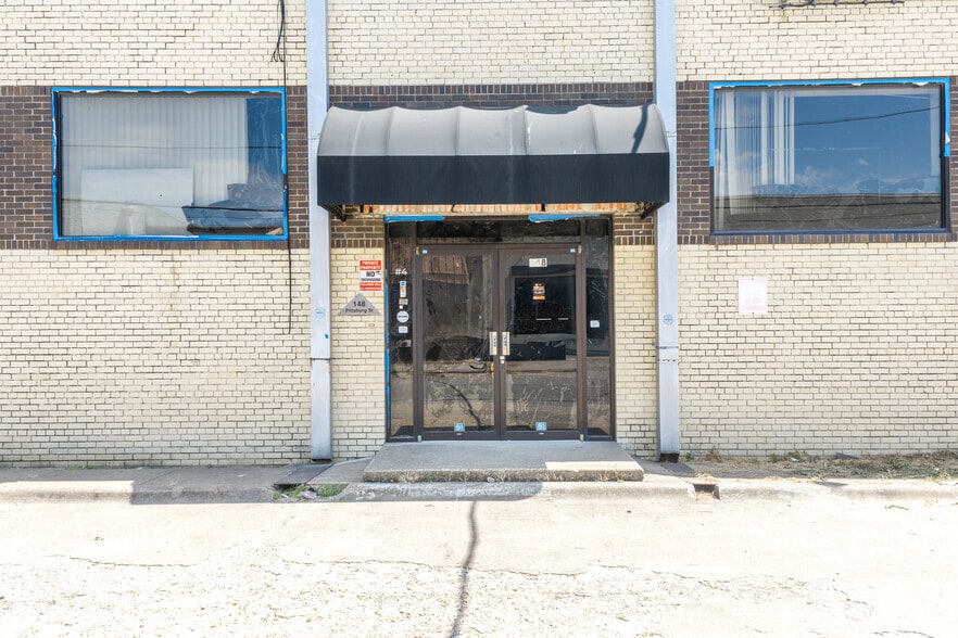 More Photos Of 1041 N Riverfront Blvd, Dallas Warehouse For Sale
