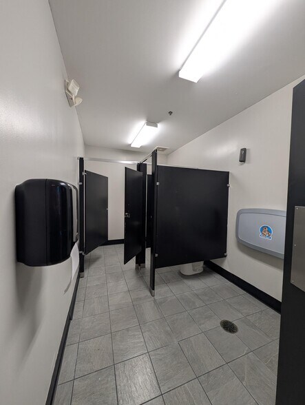 More Photos Of 569 S Main St, Englewood Storefront Retail Office For Lease