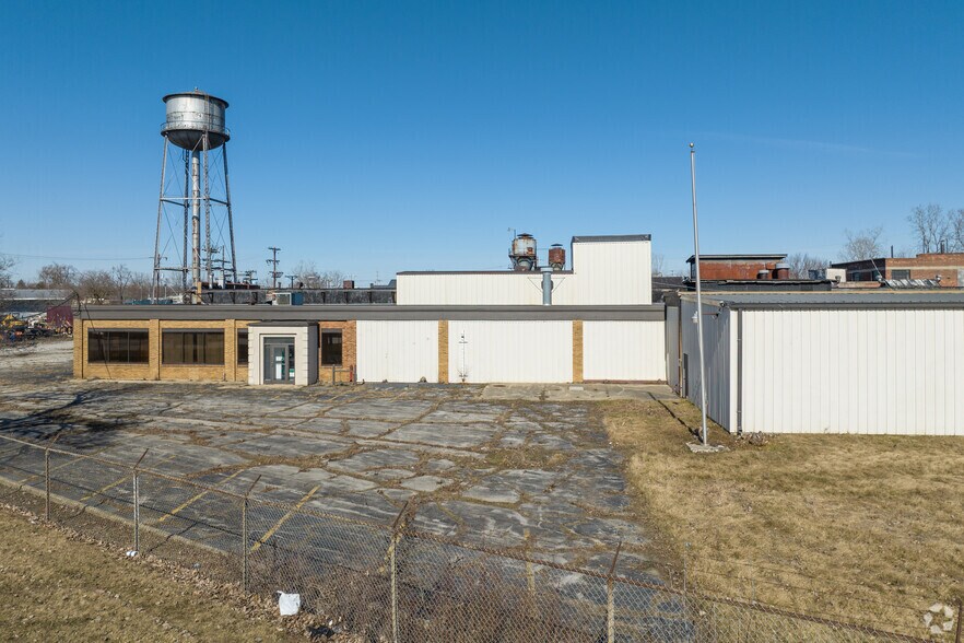 More Photos Of 1160 Treat St, Adrian Showroom For Lease