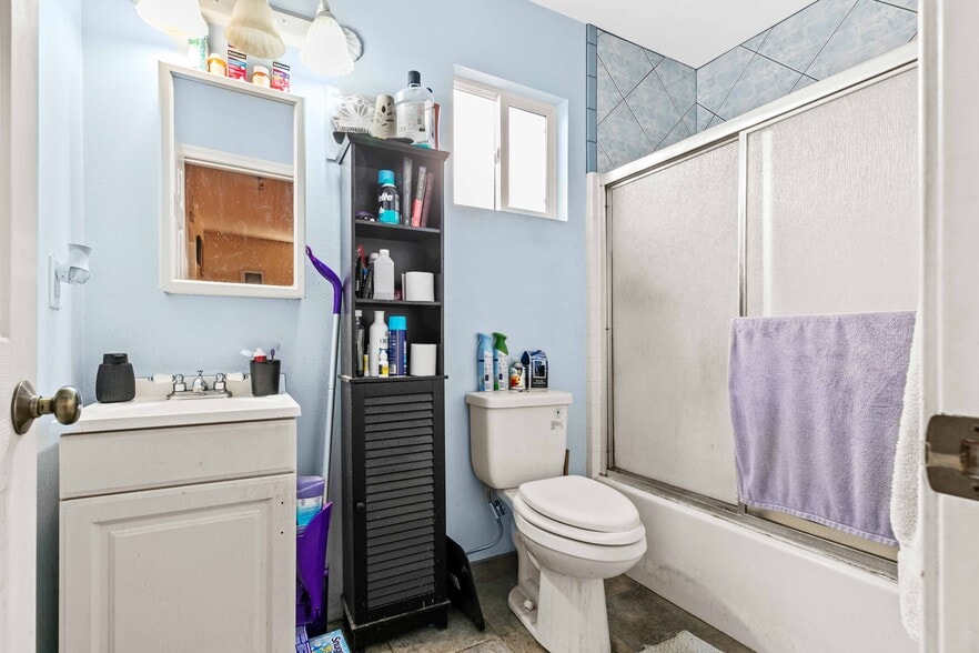 More Photos Of 7317 Clybourn Ave, Sun Valley Contractor Storage Yard For Sale