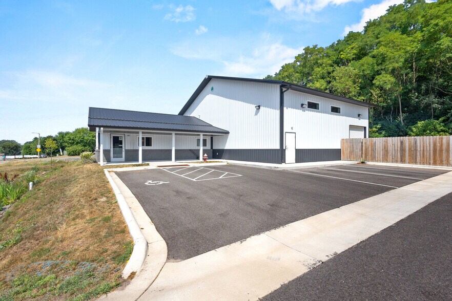More Photos Of 390 Progress Dr, Cottage Grove Veterinarian Kennel For Sale