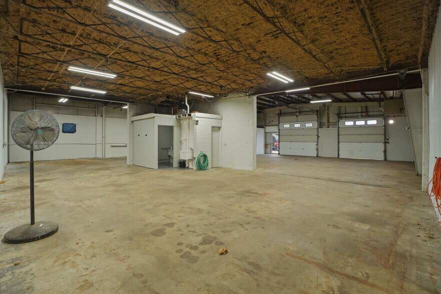 More Photos Of 3499 E Main St, Kalamazoo Auto Repair For Lease