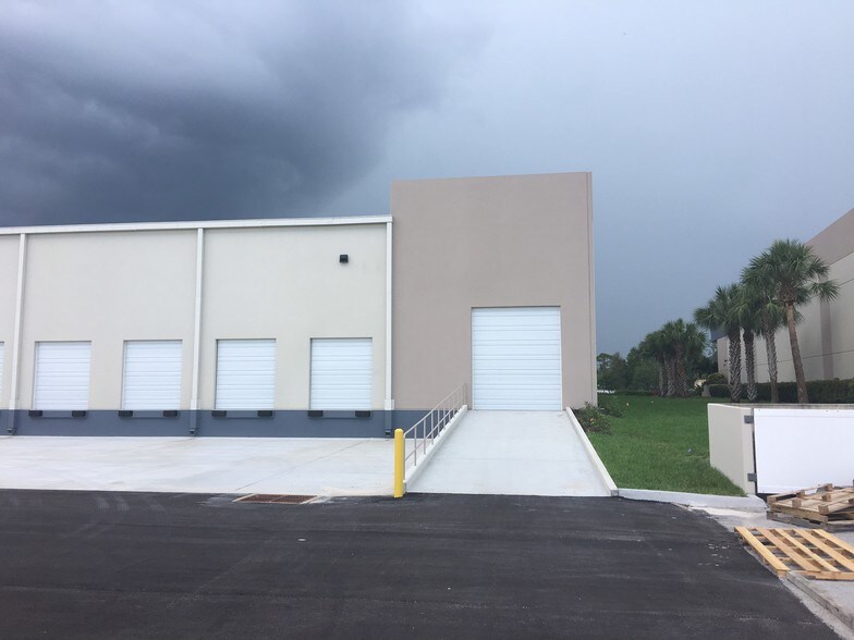 More Photos Of 9373 Laredo Ave, Fort Myers Warehouse For Lease