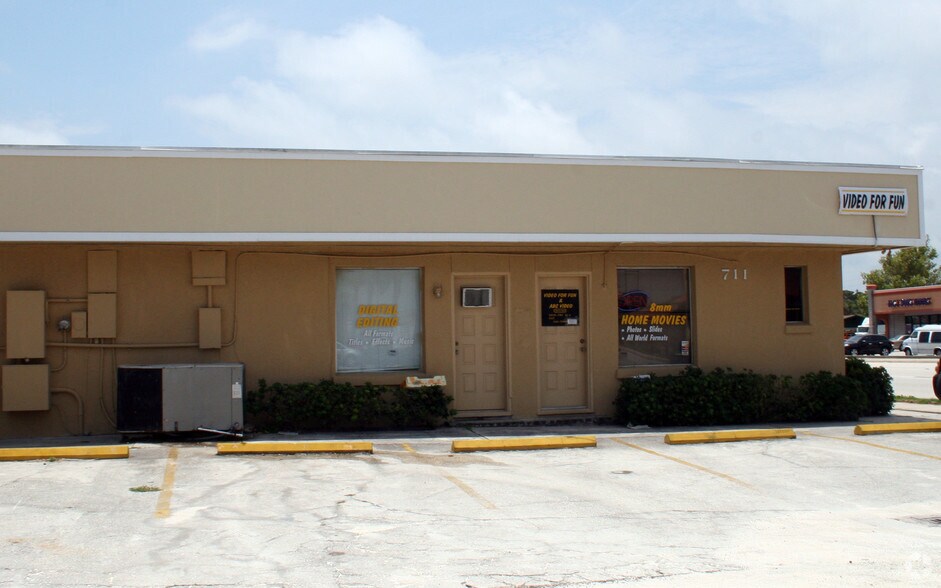 More Photos Of 711 S 3rd St, Jacksonville Beach Storefront Retail Office For Lease