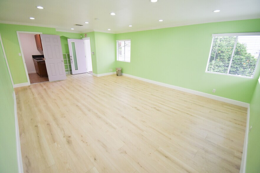 More Photos Of 3847 Foothill Blvd, La Crescenta Freestanding For Lease