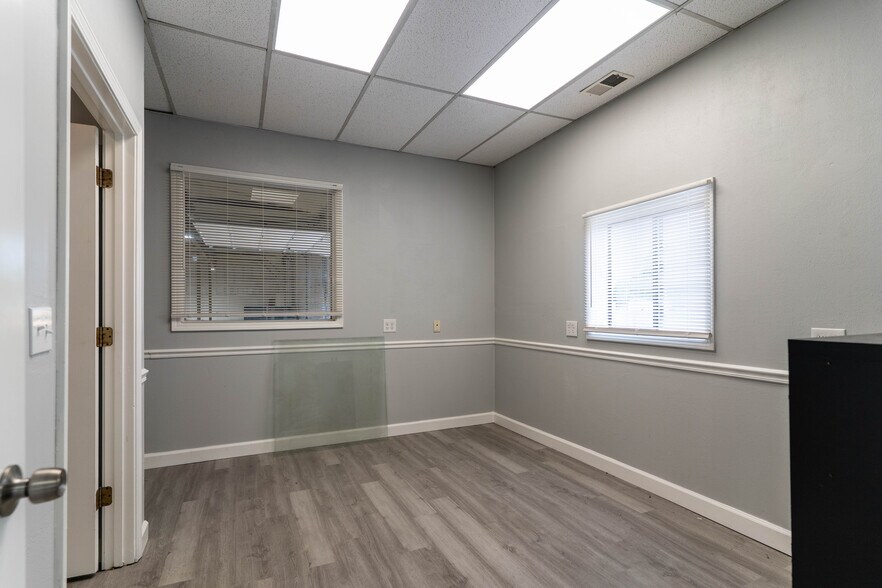 More Photos Of 415 S Kansas Ave, Olathe Warehouse For Lease