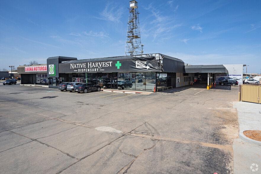 More Photos Of 2505 W Main St, Norman General Retail For Lease