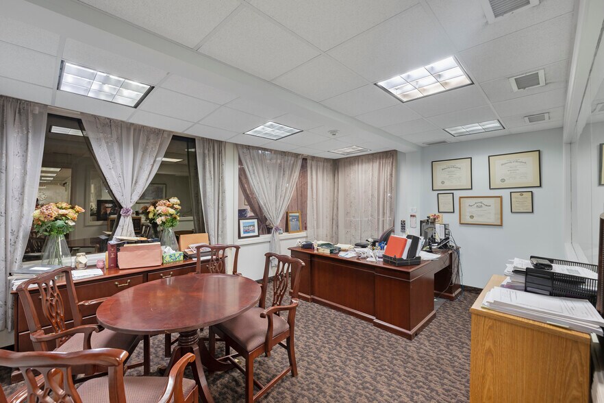 More Photos Of 37 W Middle St, Gettysburg Storefront Retail Residential For Lease