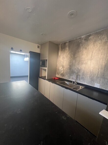 More Photos Of 7540-7542 Fay Ave, La Jolla Storefront Retail Office For Lease