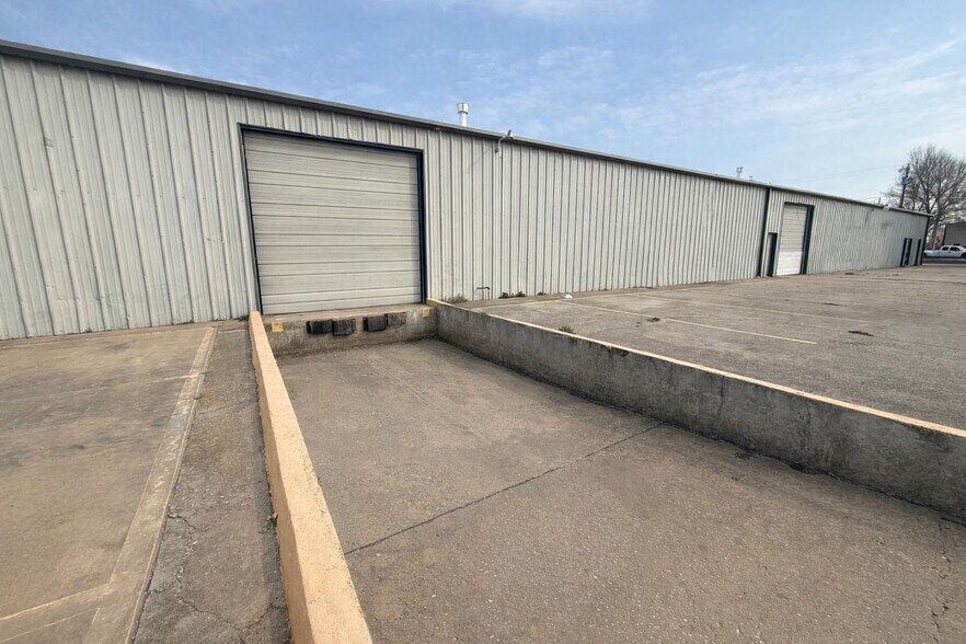 Primary Photo Of 220 S Alliance Ct, Oklahoma City Manufacturing For Lease