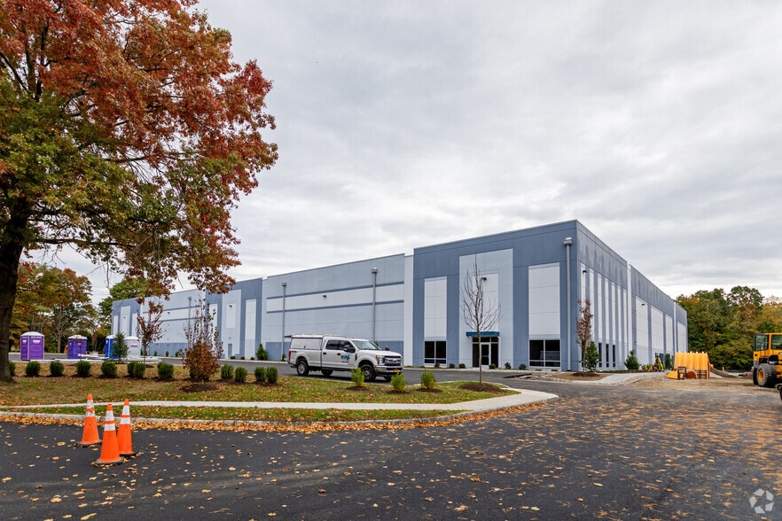 More Photos Of 94 Business Park Dr, Armonk Warehouse For Lease