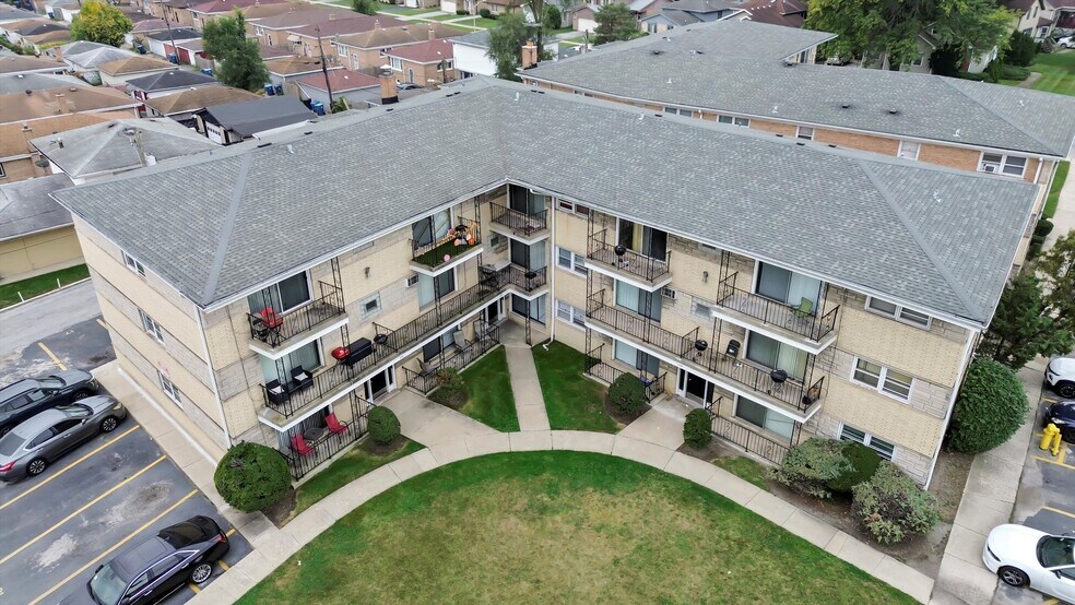 More Photos Of 1049 W Vermont Ave, Calumet Park Apartments For Sale