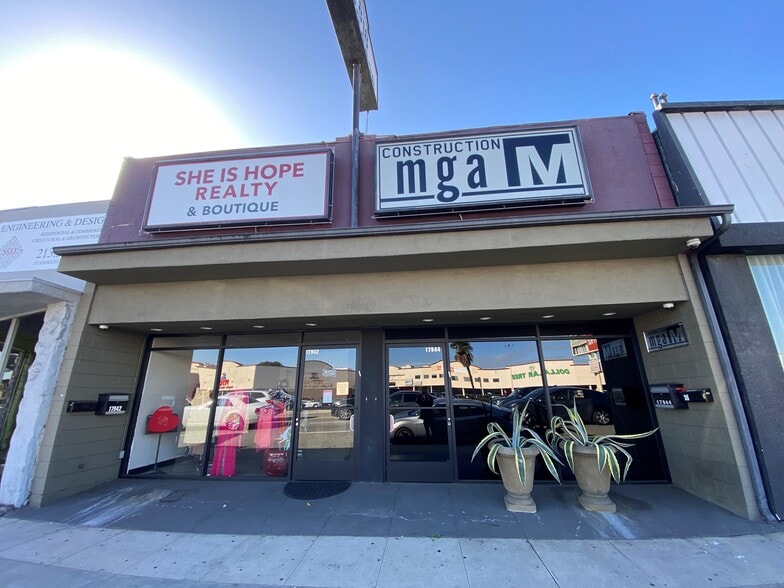 Primary Photo Of 17942-17944 Ventura Blvd, Encino Storefront Retail Office For Lease