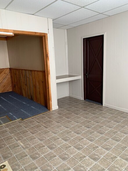 More Photos Of 1049 Tiogue Ave, Coventry Showroom For Lease