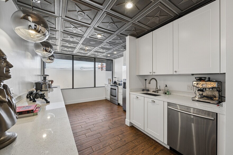 More Photos Of 1001 S Victory Blvd, Burbank Warehouse For Sale