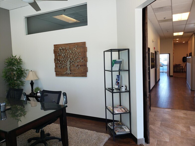 More Photos Of 621 Southpark Dr, Littleton Showroom For Lease
