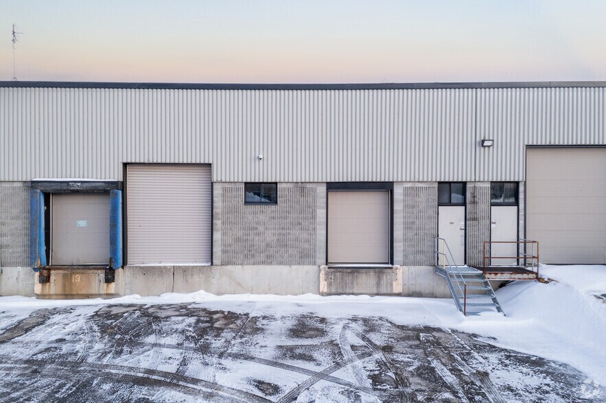 More Photos Of 1875-1905 Boul Lionel-Bertrand, Boisbriand Light Manufacturing For Lease