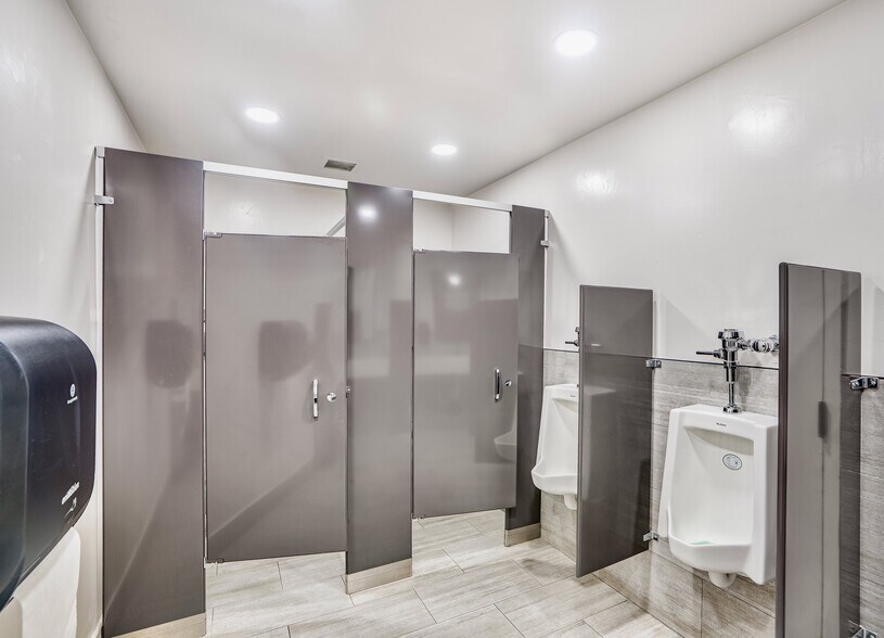 More Photos Of 4411 Mercury St, San Diego Unknown For Lease