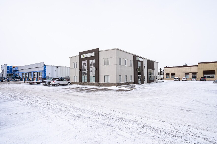 More Photos Of 2602 50 Av, Lloydminster Showroom For Sale