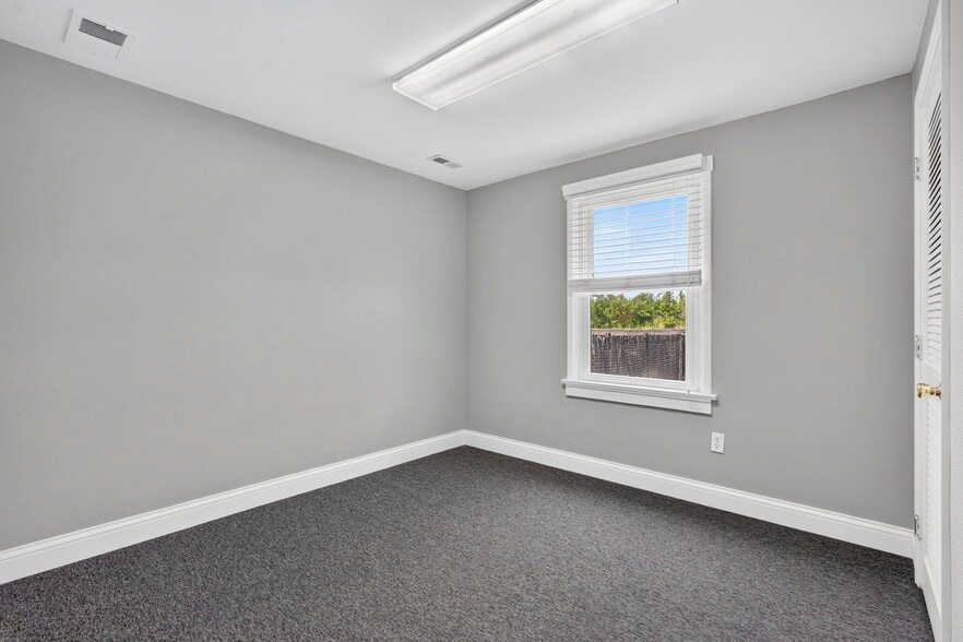 More Photos Of 9 Mingo Ln, Lake Saint Louis General Retail For Lease