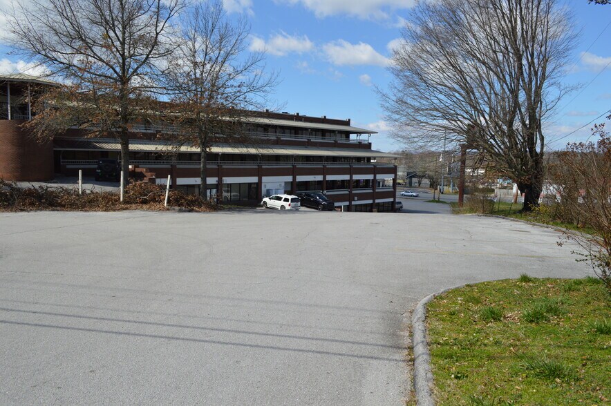 More Photos Of 7010 Lee Hwy, Chattanooga Storefront Retail Office For Sale
