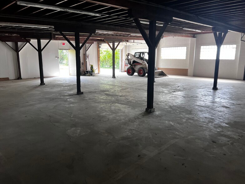 More Photos Of 603 E Washington St, Joliet Warehouse For Lease