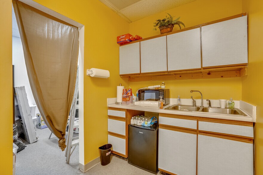 More Photos Of 6314 Windsor Mill Rd, Woodlawn Office For Sale
