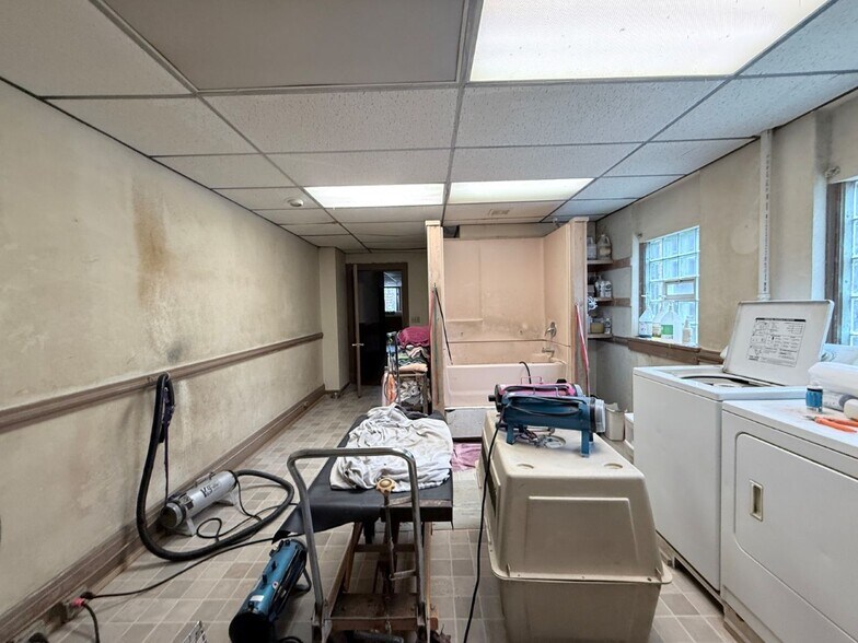 More Photos Of 125 N Main St, Marion Storefront Retail Residential For Sale