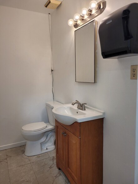 More Photos Of 1009 Brooks St, Ontario Warehouse For Lease