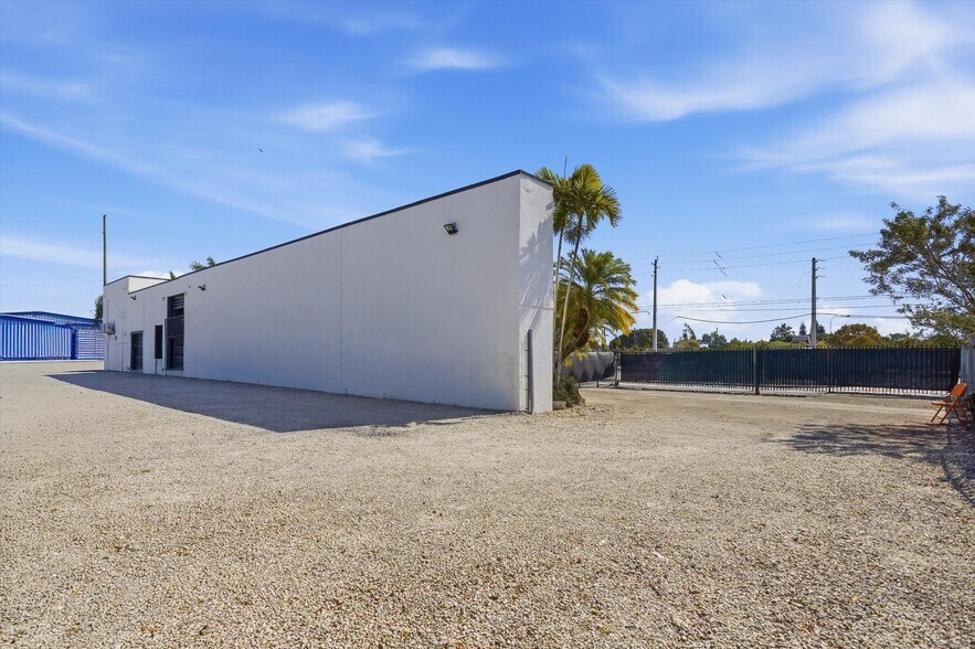 More Photos Of 22790 S Dixie Hwy, Miami Showroom For Lease