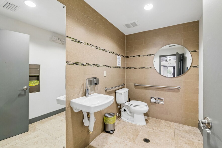 More Photos Of 13940 N Dale Mabry, Tampa Office For Sale