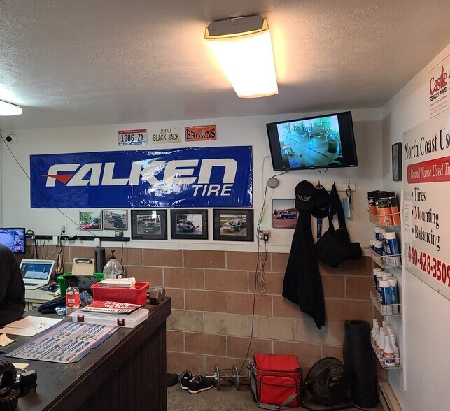 More Photos Of 5750 N Ridge Rd, Madison Light Manufacturing For Sale