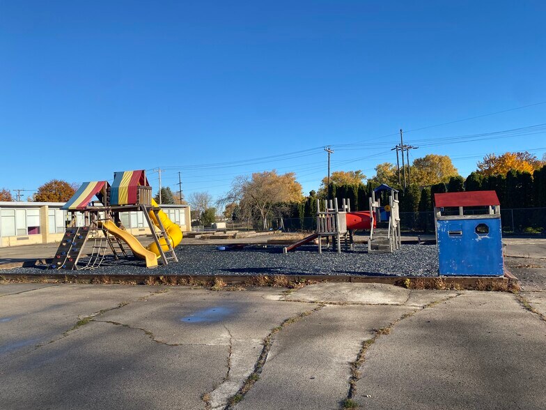 More Photos Of 670 Main Ave, De Pere Schools For Lease