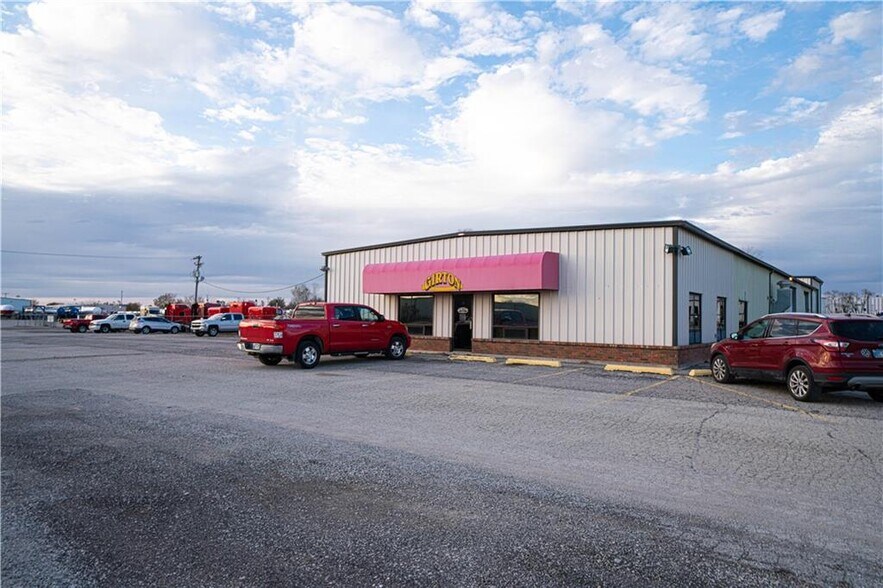 More Photos Of 1507 Roseport Rd, Elwood Warehouse For Lease