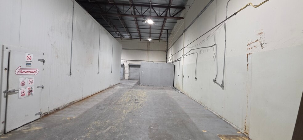 More Photos Of 7810 Kingspointe Pky, Orlando Warehouse For Lease