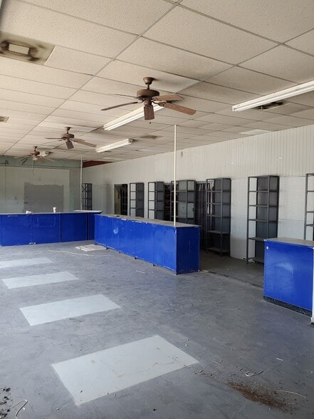 More Photos Of 302 Williams St, Fayetteville Flex For Sale