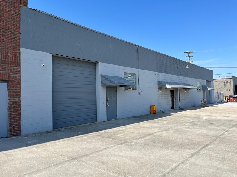 More Photos Of 33417-33419 Kelly Rd, Fraser Industrial For Sale