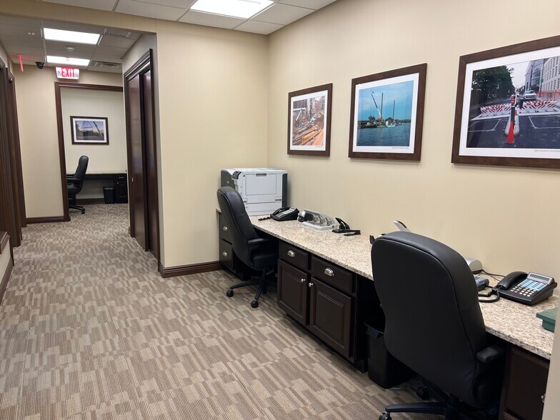 More Photos Of 77 Newbridge Rd, Hicksville Office For Lease