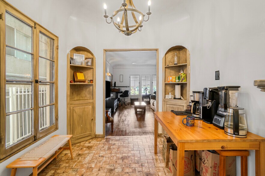 More Photos Of 7063 Lanewood Ave, Los Angeles Apartments For Sale