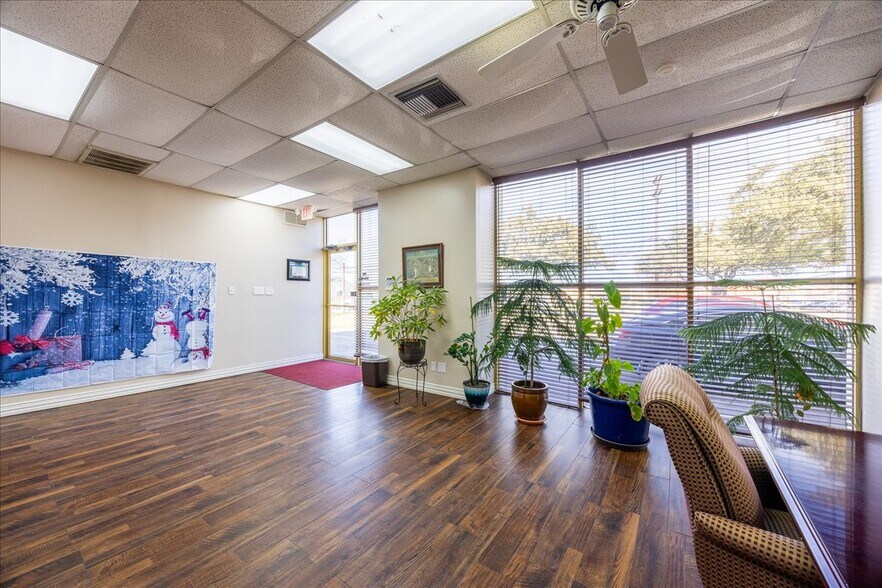 More Photos Of 812 Lexington Dr, Plano Office For Sale