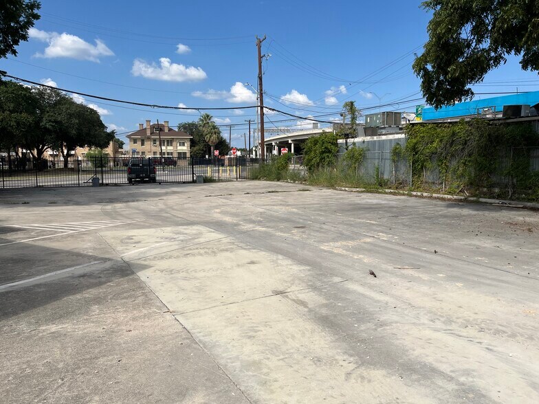 More Photos Of 519 Elm St, San Antonio Land For Sale