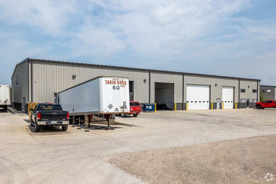 More Photos Of 3210 Airline Dr, Waterloo Industrial For Lease