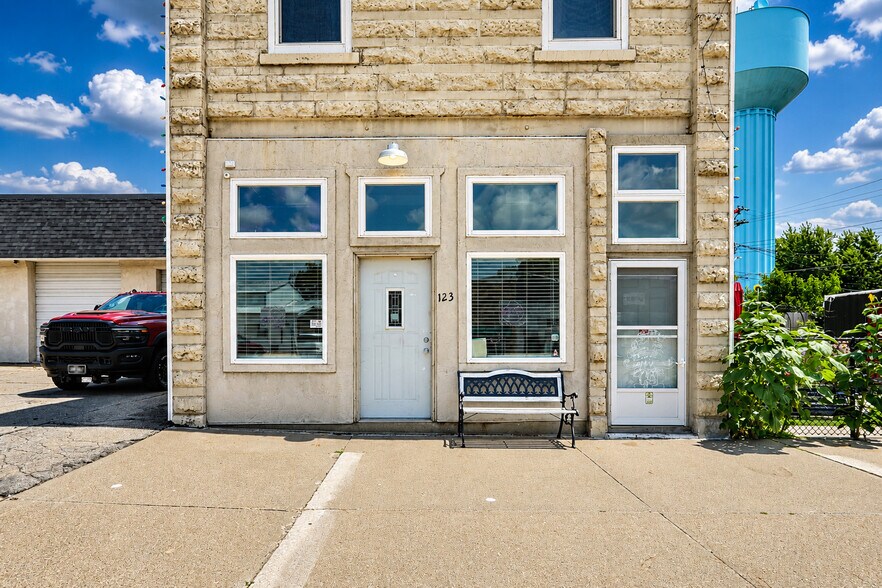 More Photos Of 123 Center Ave N, Mitchellville Office For Lease
